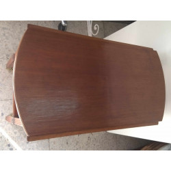 MESA DE NOGAL ANTIGUA, ALAS ABATIBLES PARA USO Y TRANSPORTE CON RUEDAS DE BRONCE.