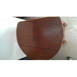 MESA DE NOGAL ANTIGUA, ALAS ABATIBLES PARA USO Y TRANSPORTE CON RUEDAS DE BRONCE.
