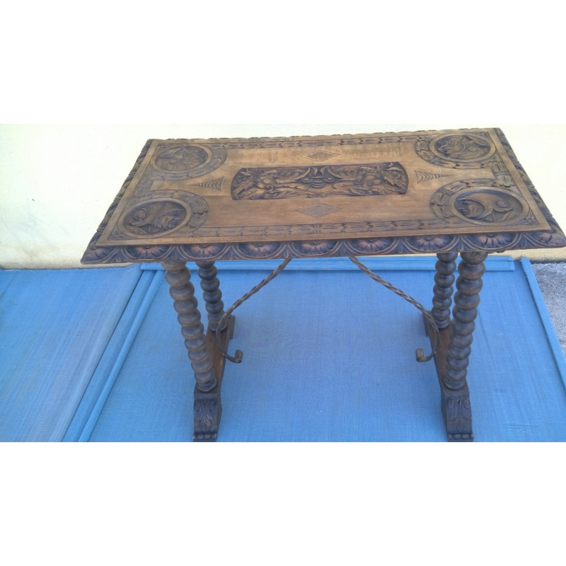 MESA ANTIGUA CON EFIGIES