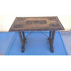 MESA ANTIGUA CON EFIGIES