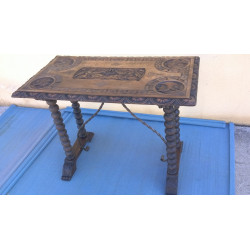 MESA ANTIGUA CON EFIGIES