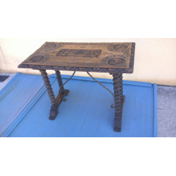 MESA ANTIGUA CON EFIGIES