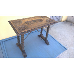 MESA ANTIGUA CON EFIGIES