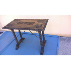 MESA ANTIGUA CON EFIGIES
