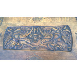 MESA ANTIGUA CON EFIGIES