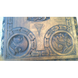 MESA ANTIGUA CON EFIGIES