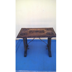 MESA ANTIGUA CON EFIGIES
