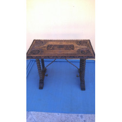 MESA ANTIGUA CON EFIGIES