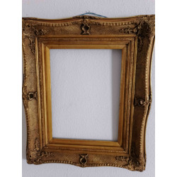 IMPORTANTE MARCO DE MADERA DORADA CON PROFUSIÓN DE ADORNOS