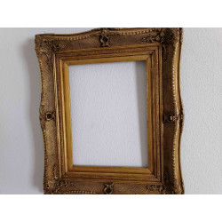 IMPORTANTE MARCO DE MADERA DORADA CON PROFUSIÓN DE ADORNOS