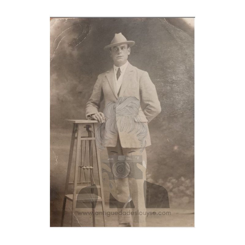 FOTOGRAFÍA DE CABALLERO CON SOMBRERO