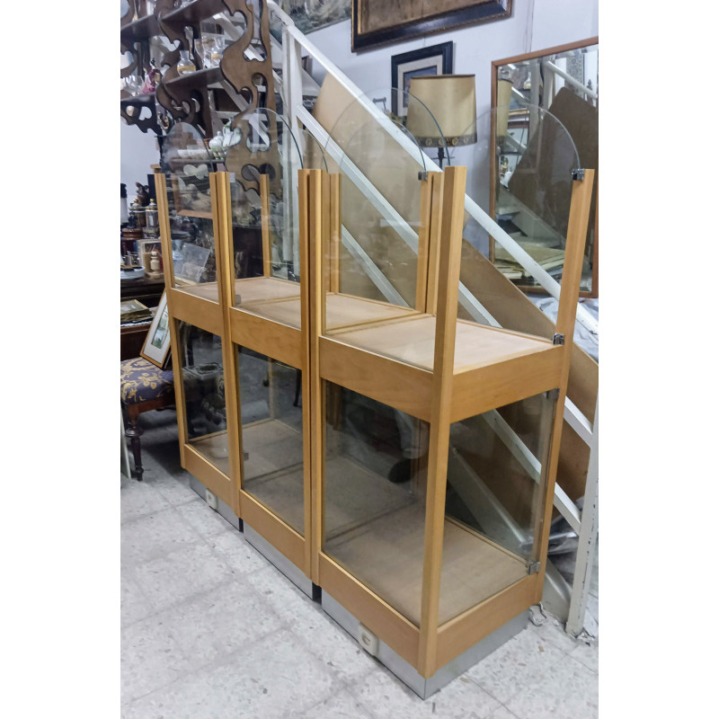 TRES EXPOSITORES UNIDOS EN MADERA Y CRISTAL