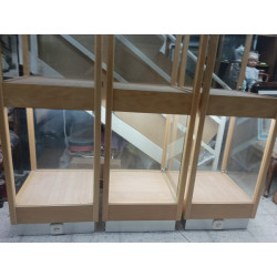 TRES EXPOSITORES UNIDOS EN MADERA Y CRISTAL
