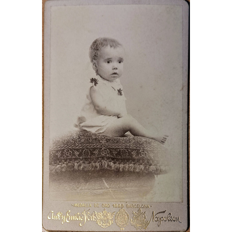 FOTOGRAFÍA S. XIX. NIÑA EN COJIN DE LA ÉPOCA. E. NAPOLEÓN