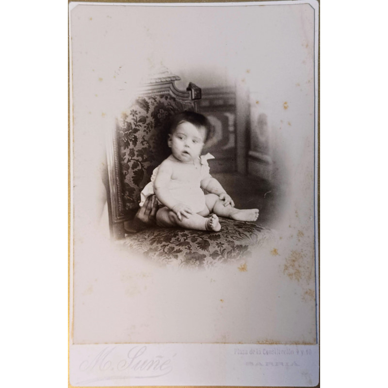 NIÑA  ÉPOCA MODERNISTA, SENTADA EN UN SILLÓN. SUÑÉ. BARCELONA