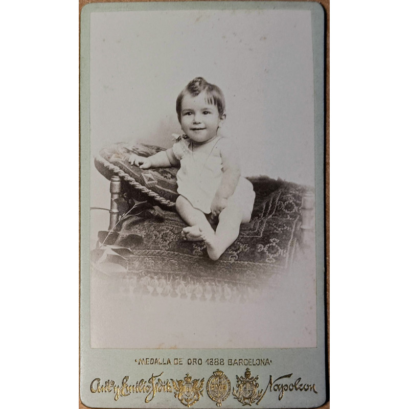 FOTOGRAFIA  SIGLO XIX. NIÑA SOBRE UN COJÍN. ESTUDIOS NAPOLEÓN