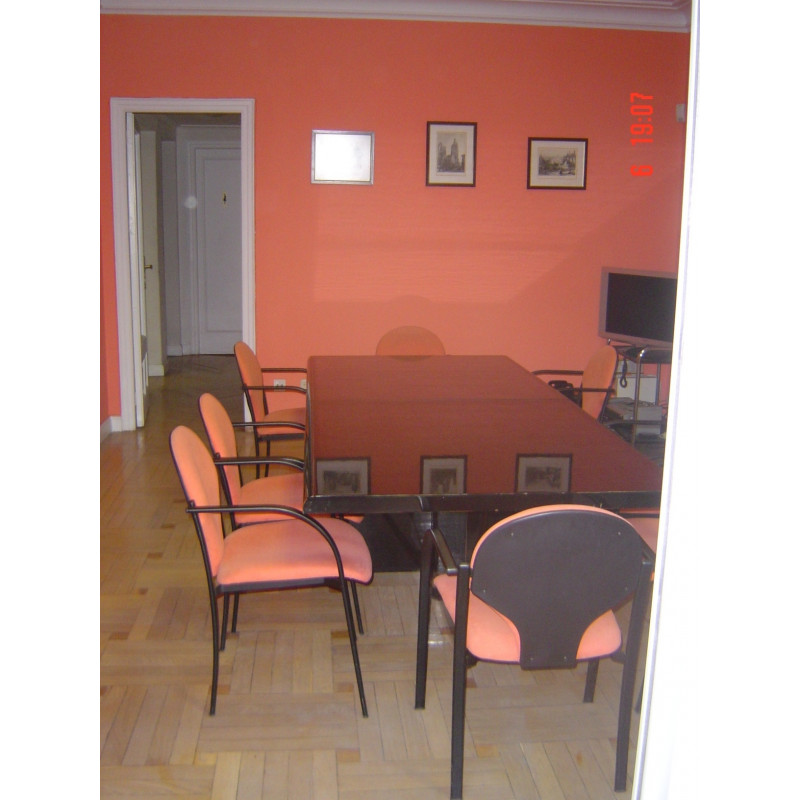 GRAN MESA DE JUNTAS U OTROS USOS, COLOR NEGRO BRILLANTE. GRAN CAPACIDAD